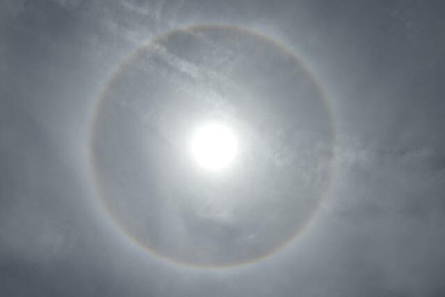 太陽の周りに虹のような光の輪が現れる現象「日暈（ひがさ）」＝１８日、新潟市中央区