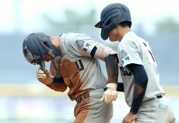 新潟産大付－中越　９回中越２死一塁、打ち取られ悔し涙を流す中越主将の樋口優志（左）＝エコスタ