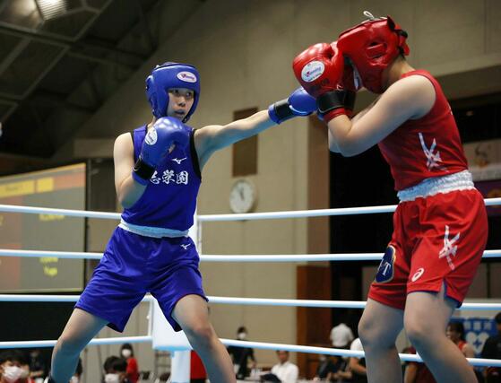 女子ライト級準々決勝　開志学園の３年、酒井菜々美。カウンターを狙うもパワーのある相手に押し切られる＝８月１日、岡山県の玉野市総合体育館