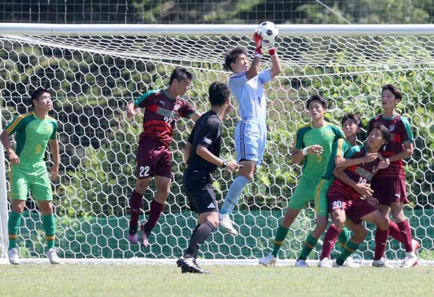 男子準々決勝 帝京長岡-尚志 後半、ゴール前で守る帝京長岡=福島県楢葉町のJヴィレッジ