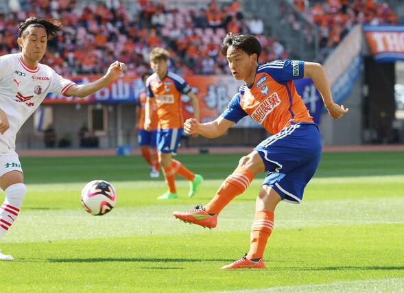 前半、MF藤原奏哉(25)が狙う=4月7日、デンカビッグスワン