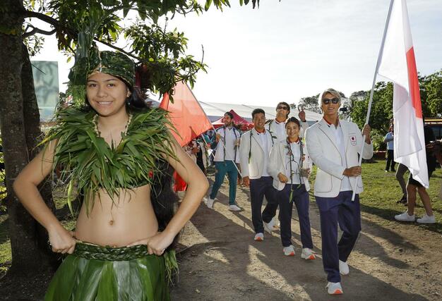 サーフィンが行われるタヒチで行われたセレモニーに臨む（右手前から）五十嵐カノア、松田詩野、稲葉玲王、オレアリー・コナー＝７月２６日（共同）