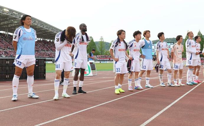 試合後サポーターにあいさつする新潟の選手たち＝ＪＦＥ晴れの国スタジアム