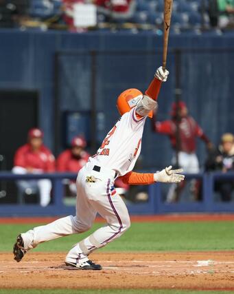 楽天－オイシックス　７回オイシックス２死二、三塁、岸川和広が２点勝ち越し打を放つ＝エコスタ