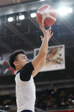 男子１回戦　帝京長岡－関西（岡山）　第１クオーター、帝京長岡の佐藤汰頼（たいら）がシュートを決め、９－４＝１２月２３日、東京都渋谷区千駄ケ谷１の東京体育館