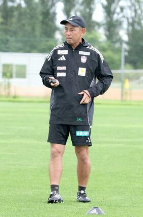 初采配前日の練習での入江徹新監督=6月24日、聖籠町