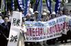 2001年5月、「ハンセン病国家賠償訴訟」の勝訴判決に喜ぶ原告団や支援者ら=熊本地裁前