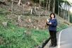 山林と居住区域の間に設定した緩衝地帯について説明する兵庫県立大の横山真弓教授=4月、兵庫県丹波市