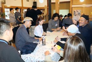 地域と連携した事業に関心がある企業や住民らがアイデアを出し合った「むっさき共創会議」=佐渡市虫崎