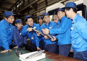 電気自動車（ＥＶ）向けシャフトを開発する三條機械製作所の技術者＝三条市