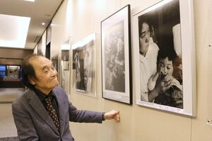 新潟水俣病の被害者らの写真が並ぶ桑原史成さんの写真展＝東京・丸の内