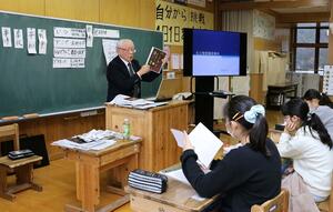平和の担い手講師の最後の活動として、宝田小で名立機雷爆発事件について話す髙橋良弘さん=12月10日、上越市名立区