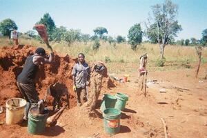ザンビアのメヘバ難民居住地の住民が使い切りカメラで撮影した写真。れんがを作る様子が写っている=5月(難民を助ける会提供)