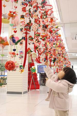 手の込んだ作品が並ぶつり飾り展=見附市学校町1