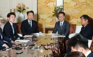 国会内で会談後、記者団の取材に応じる国民民主党の古川代表代行(奥右から2人目)と公明党の西田幹事長(同3人目)=23日午後