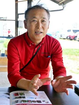 取材に応じる農業法人やまこうファームの山本耕祐社長=岡山市