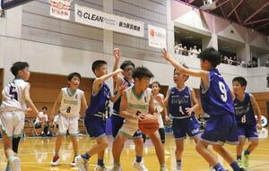 決勝で気迫のこもったプレーを見せる小学生たち=14日、新潟市江南区