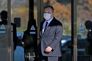 　釧路地裁に入る桂田精一被告＝１２日午前９時３１分