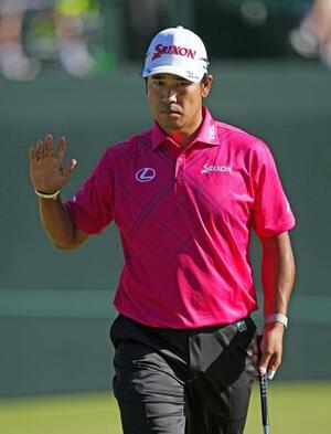 　第２ラウンド、１４番でバーディーを決め歓声に応える松山英樹。通算２アンダーで１６位＝オーガスタ・ナショナルＧＣ（共同）