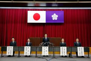 記者会見に臨む警視庁の親家和仁刑事部長(中央)ら=5日午前、東京都千代田区