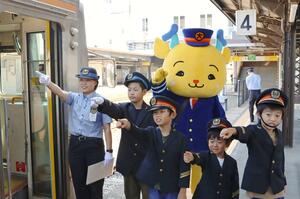 JR大糸線の車掌体験に参加した子どもたち=24日、糸魚川駅