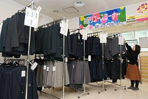 長岡市シルバー人材センターに設置されたリユース制服の販売コーナー=長岡市台町2