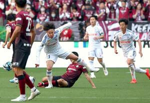 神戸-新潟 後半、相手守備を攻めあぐねる新潟の選手たち=ノエスタ