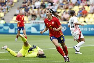 日本-スペイン 前半、同点ゴールを決め、駆け出すスペインのボンマティ(6)。左はGK山下=ナント(AP=共同)