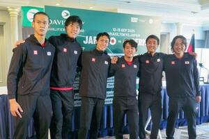 男子テニスの国別対抗戦デビス杯の記者会見後、撮影に応じる西岡良仁(右から3人目)ら日本代表=11日、東京都港区