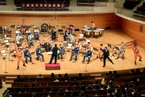約1000人の観客を前に、新潟市消防音楽隊が迫力のステージを披露した定期演奏会=新潟市中央区