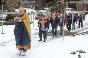 経典を収めた木箱を背負い集落を巡った阿賀町馬取集落の村中大般若=1月28日、阿賀町豊実丁
