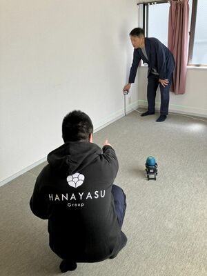 空き家を調べる空き家再生事業部のスタッフ=新発田市大手町3