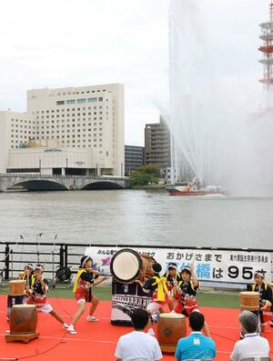 橋のたもとでステージイベントなどが行われた「萬代橋誕生祭」=9月7日、新潟市中央区