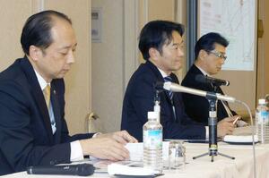 ダイヤ改正に伴う運行本数の減便などを説明した新潟交通幹部=2月16日、新潟市中央区