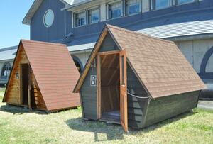 上村建設が販売する組立型の木製小屋「LUMBER TRAVELING HOUSE」。ジャック(右)とエース(左)=南魚沼市下一日市