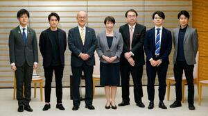 　農林水産分野の先端企業の代表者らと面会する高市首相（中央）＝２３日午後、首相官邸