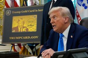 大統領布告に署名するトランプ大統領=19日、ワシントン(AP=共同)