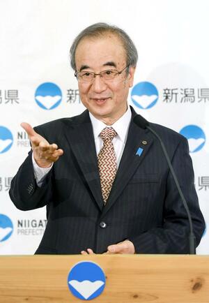 年頭の記者会見に臨む花角英世知事＝５日、県庁