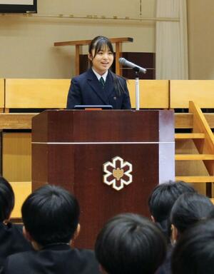 平和について学んだ成果を発表する上越教育大付属中の生徒＝上越市本城町６