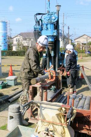 液状化の被害があった地域で行われた地質調査=3月19日、新潟市西区