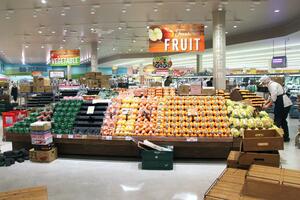 オープンに向けて準備が進む原信阿賀野店=3月19日、阿賀野市百津