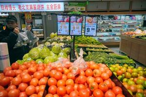 北京市内のスーパーに並ぶ野菜=2025年12月(共同)