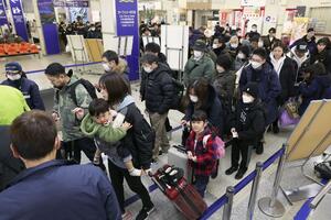 年末に混雑した両津港行きカーフェリーの改札=2024年12月28日、新潟市中央区