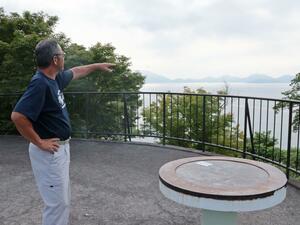 地村保志さん、富貴恵さんが拉致された現場を説明する森本信二さん=福井県小浜市