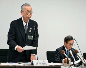 記者会見する和歌山県海南市の神出政巳市長(左)=23日午前、同市役所