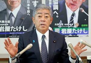 大分県別府市で記者会見する岩屋外相=14日午後