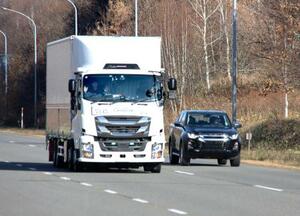 　周囲の車の状況を把握し車線変更するいすゞ自動車の自動運転トラック＝１８日午前、北海道むかわ町