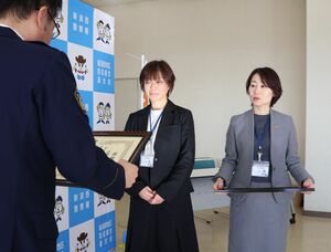 感謝状を贈呈された小林美由紀さん(中央)と新村恵理子支店長(右)=新潟市西区小新