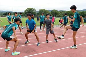 青山学院大陸上競技部の部員が中学生に体の動かし方などを伝授したランニング教室=14日、妙高市