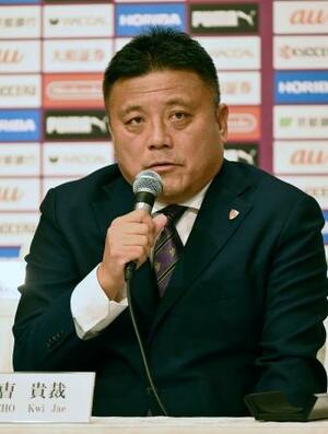 　Ｊ１京都の新体制発表会で抱負を述べるチョウ・キジェ監督＝６日、京都市
